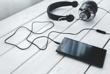 英超名哨泰勒：家人因我遭辱骂不再看球，怒批裁判 “完美” 文化